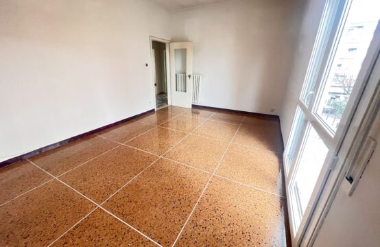 APPARTAMENTO CON DUE CAMERE E GARAGE &#8211; RIF. A669