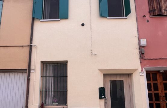 PORZIONE DI CASA SU PIU&#8217; LIVELLI &#8211; RIF. V163