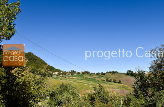RIF. V170 PORZIONE DI CASA TERRA-CIELO CON AMPIO GIARDINO PRIVATO