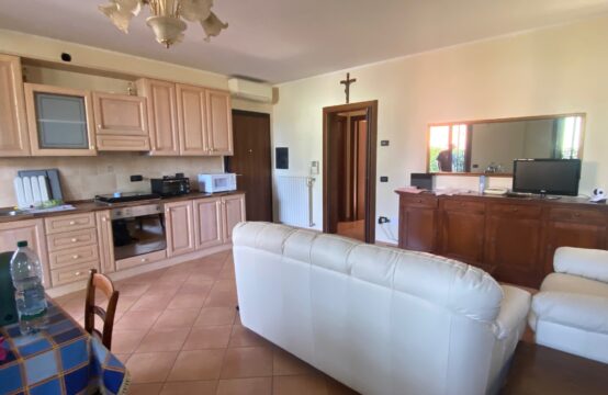Rif: L2085 Appartamento con due camere e giardino privato.