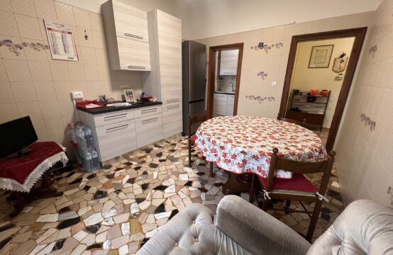 APPARTAMENTO CON TRE CAMERE MATRIMONIALI, CANTINA E DUE GARAGE &#8211; RIF. A695