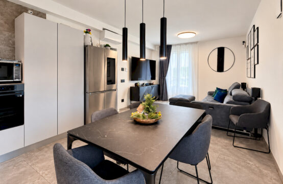 APPARTAMENTO AL PRIMO PIANO CON DUE CAMERE, TERRAZZO E GARAGE &#8211; RIF. A734