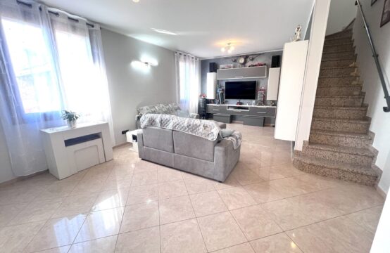 APPARTAMENTO SU DUE LIVELLI CON PICCOLO GIARDINO PRIVATO E GARAGE &#8211; RIF. A731